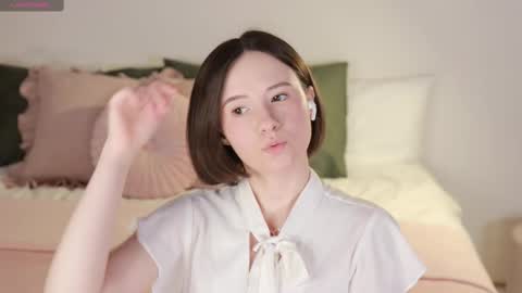 Snapshot of _female_essence_ chatting on March 7, 2025, 7:52 am Essie online show from March 7, 2025, 7:52 am