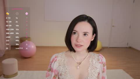 Snapshot of _female_essence_ chatting on September 18, 2025, 3:25 pm Essie online show from September 18, 2025, 3:25 pm