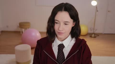 Snapshot of _female_essence_ chatting on October 15, 2025, 1:44 pm Essie online show from October 15, 2025, 1:44 pm