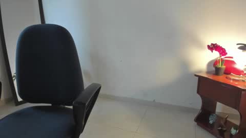 Lorena online show from December 17, 2025, 1:17 pm