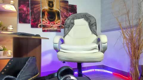 ALESSANDRO  WYE online show from February 6, 2025, 2:33 am