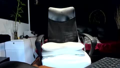 ALESSANDRO  WYE online show from November 3, 2025, 6:25 am