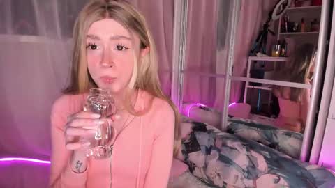 Snapshot of alicexbae chatting on February 26, 2026, 4:17 pm from wonderland online show from February 26, 2026, 4:17 pm