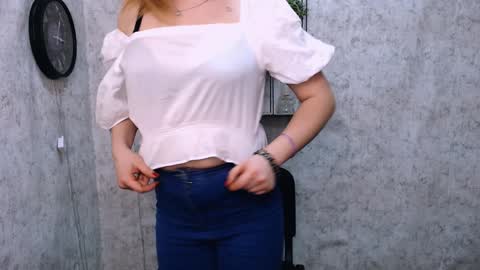 Snapshot of alisiakiss_ chatting on December 4, 2024, 6:22 am Alisia online show from December 4, 2024, 6:22 am