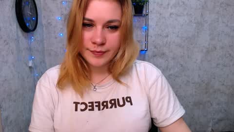 Snapshot of alisiakiss_ chatting on December 15, 2024, 12:49 pm Alisia online show from December 15, 2024, 12:49 pm