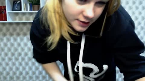 Snapshot of alisiakiss_ chatting on December 16, 2024, 5:22 pm Alisia online show from December 16, 2024, 5:22 pm