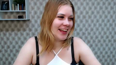 Snapshot of alisiakiss_ chatting on February 11, 2025, 10:37 am Alisia online show from February 11, 2025, 10:37 am