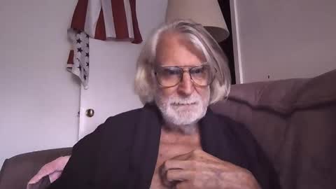 Snapshot of alphauniform chatting on October 23, 2025, 5:33 pm AlphaUniform online show from October 23, 2025, 5:33 pm