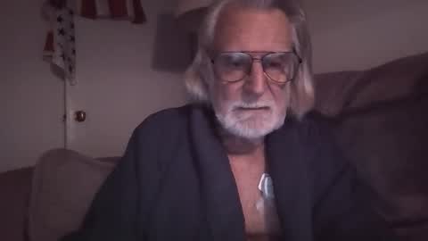 Snapshot of alphauniform chatting on December 18, 2025, 12:44 pm AlphaUniform online show from December 18, 2025, 12:44 pm