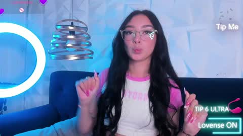 Snapshot of alys_molly chatting on January 11, 2025, 2:04 pm sopie online show from January 11, 2025, 2:04 pm