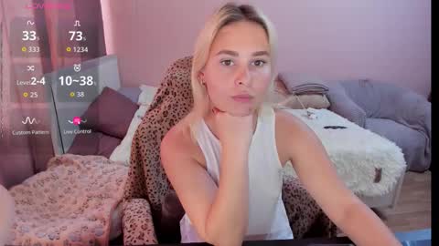 Snapshot of amymilson chatting on October 23, 2025, 10:25 am amymilson online show from October 23, 2025, 10:25 am