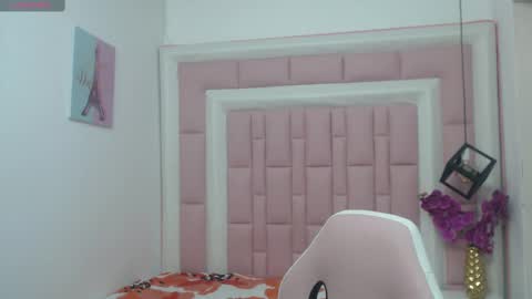 aridiamont_ online show from December 29, 2024, 7:43 pm