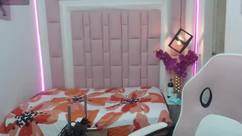 aridiamont_ online show from February 9, 2025, 8:13 pm