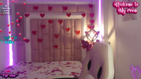 aridiamont_ online show from February 19, 2025, 8:41 pm