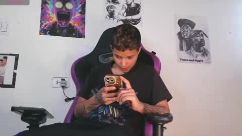 Snapshot of aron739_ chatting on December 19, 2024, 6:56 pm Aron online show from December 19, 2024, 6:56 pm