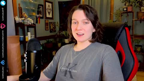 Snapshot of artiepaints chatting on December 4, 2024, 4:21 am Artie Paints online show from December 4, 2024, 4:21 am