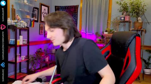 Snapshot of artiepaints chatting on December 7, 2024, 1:14 am Artie Paints online show from December 7, 2024, 1:14 am