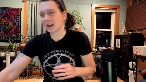 Snapshot of artiepaints chatting on December 21, 2024, 2:30 am Artie Paints online show from December 21, 2024, 2:30 am