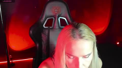 Mila online show from October 1, 2025, 4:29 am