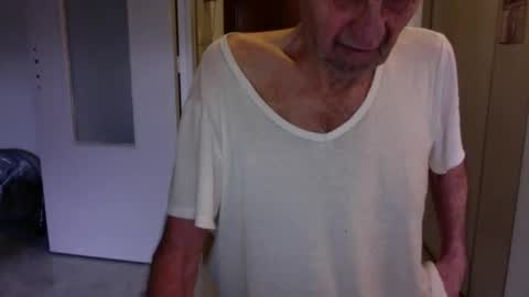 Snapshot of auguste688483 chatting on February 14, 2026, 9:17 am auguste688483 online show from February 14, 2026, 9:17 am