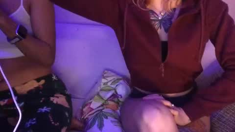 Snapshot of blaze2girls chatting on December 6, 2024, 7:10 am 2girls1blunt online show from December 6, 2024, 7:10 am