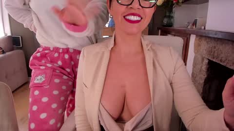 Snapshot of carlaconnortv chatting on January 18, 2025, 12:15 pm Carla Connor online show from January 18, 2025, 12:15 pm