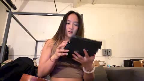 chellybear101 online show from December 16, 2024, 2:25 am