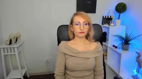 Snapshot of cinderellamoon chatting on February 16, 2026, 6:42 am Cinderella online show from February 16, 2026, 6:42 am