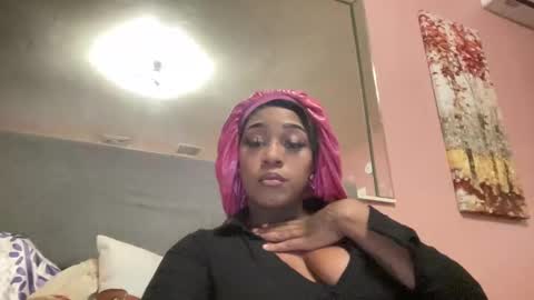 Snapshot of creame_sensation chatting on February 19, 2025, 1:29 am PHANTOMTARGARYENXXX online show from February 19, 2025, 1:29 am