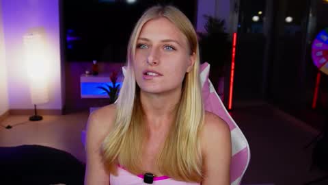 Snapshot of crystal_blond chatting on February 6, 2026, 9:07 pm Crystal online show from February 6, 2026, 9:07 pm