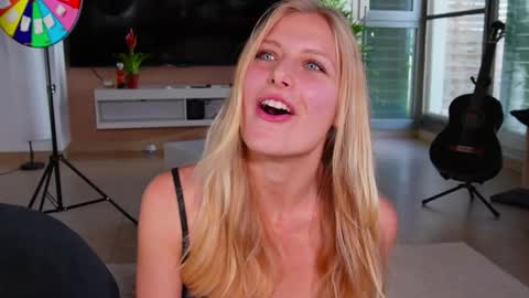 Snapshot of crystal_blond chatting on February 10, 2026, 5:06 pm Crystal online show from February 10, 2026, 5:06 pm