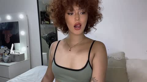 Snapshot of curls_emma chatting on January 7, 2025, 3:24 am Emma online show from January 7, 2025, 3:24 am