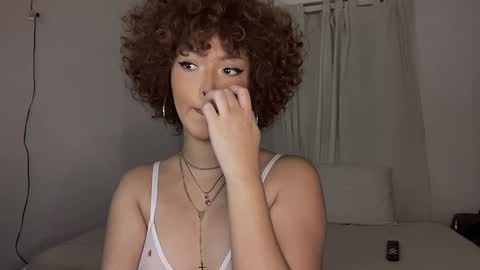 Snapshot of curls_emma chatting on January 20, 2025, 12:25 am Emma online show from January 20, 2025, 12:25 am