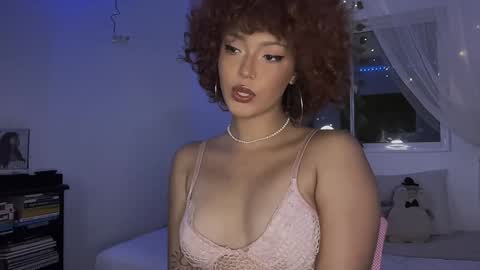 Snapshot of curls_emma chatting on February 2, 2025, 12:30 am Emma online show from February 2, 2025, 12:30 am