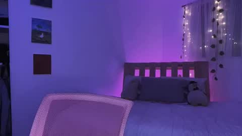 Snapshot of curls_emma chatting on March 11, 2025, 2:10 am Emma online show from March 11, 2025, 2:10 am