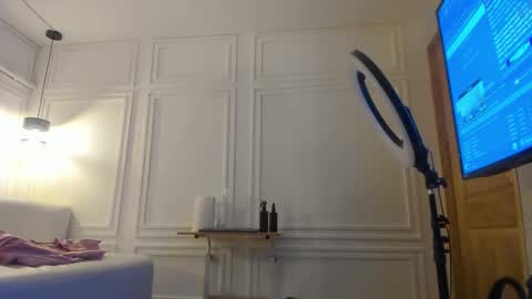 dafne_hillss online show from February 9, 2026, 11:25 am