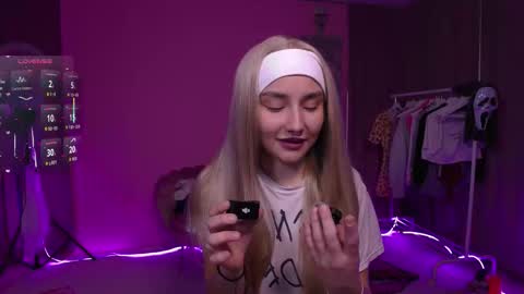 Kayla online show from November 25, 2025, 10:26 am