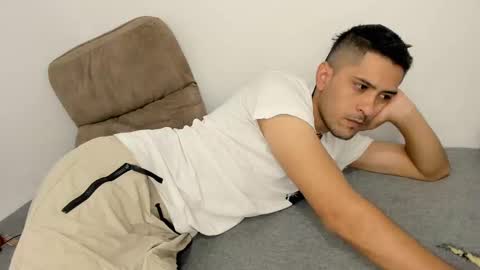 Snapshot of derek_vall chatting on March 5, 2025, 9:15 pm derek_vall online show from March 5, 2025, 9:15 pm