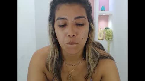 dona_tella online show from September 11, 2025, 4:40 pm