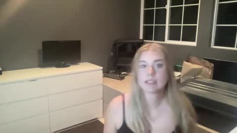 Snapshot of dumbblondexoxo chatting on December 12, 2024, 6:47 am dumbblondexoxo online show from December 12, 2024, 6:47 am