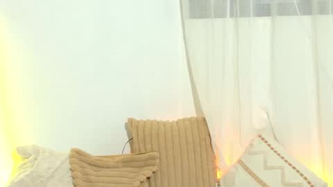 elaravennori online show from March 3, 2026, 1:12 am