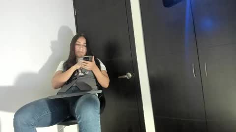 Snapshot of electra_hunt chatting on December 7, 2024, 12:41 am Electra- Please help me reach 100 likes online show from December 7, 2024, 12:41 am