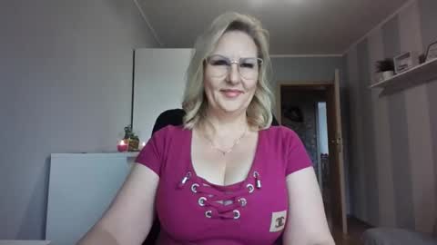 Snapshot of emillykiss chatting on February 23, 2026, 9:28 am EmillyLove online show from February 23, 2026, 9:28 am