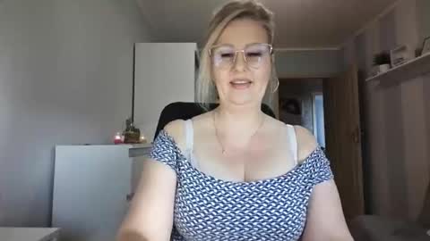 Snapshot of emillykiss chatting on February 26, 2026, 9:19 am EmillyLove online show from February 26, 2026, 9:19 am