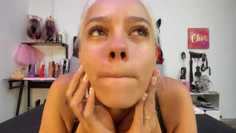 Snapshot of emmily_giraldo chatting on February 11, 2026, 1:16 pm online show from February 11, 2026, 1:16 pm