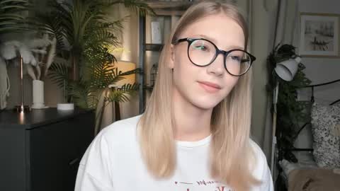 Natalie online show from October 22, 2025, 5:52 am