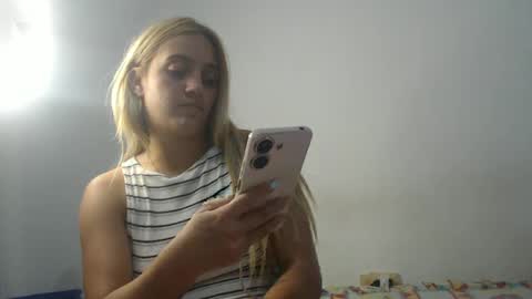 Snapshot of fingers_the_ass chatting on December 17, 2024, 3:39 am hotmilk online show from December 17, 2024, 3:39 am