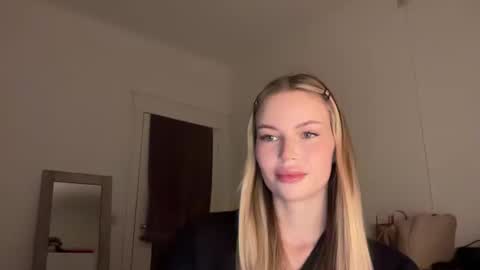 Snapshot of glow_angel chatting on January 21, 2025, 5:41 pm glow_angel online show from January 21, 2025, 5:41 pm