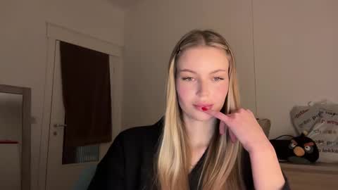 Snapshot of glow_angel chatting on January 21, 2025, 8:43 pm glow_angel online show from January 21, 2025, 8:43 pm