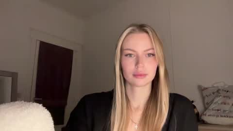 Snapshot of glow_angel chatting on January 22, 2025, 5:28 pm glow_angel online show from January 22, 2025, 5:28 pm